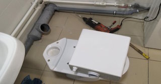 Установка напольного унитаза в лесном: монтаж под ключ от СантехДомЛсн от 5181 рублей.